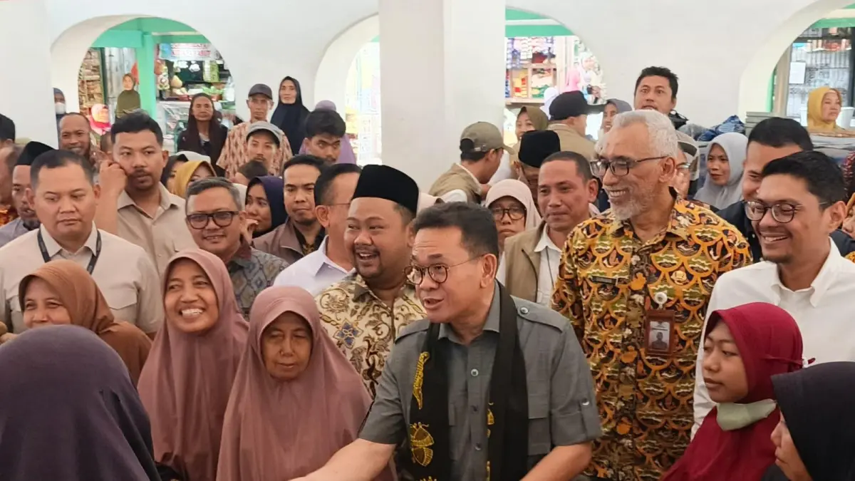 Borong: Mendag Budi Santoso saat memborong sejumlah bahan pokok di Pasar Pahing Sidayu, Gresik, Jumat (10/4). (Fajar/Radar Gresik) 