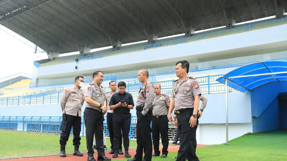 CEK LAPANGAN : Kapolres Gresik AKBP Ramadhan Nasution saat mendampingi Direktorat Pengamanan Objek Vital (Ditpamobvit) Polda Jawa Timur melakukan pengecekan di Stadion Gelora Joko Samudro. (Ist/Radar Gresik) 