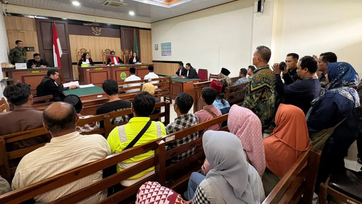 Vonis: Kedua terdakwa kasus pengeroyokan saat mendengarkan pembacaan putusan dari Majelis Hakim di PN Gresik. (Yudhi/Radar Gresik) 