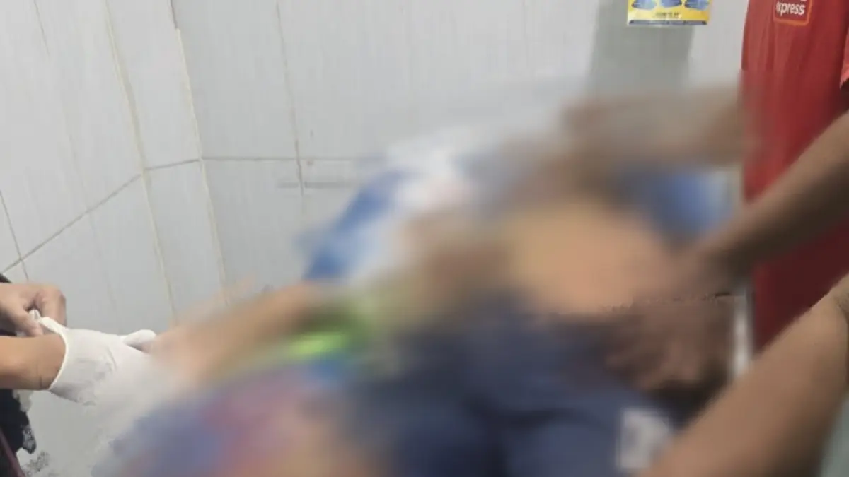 Dirawat: Salah satu korban kecelakaan saat mendapatkan perawatan medis di PKU Muhammadiyah Sekapuk, Ujungpangkah, Gresik. (Yudhi/Radar Gresik) 