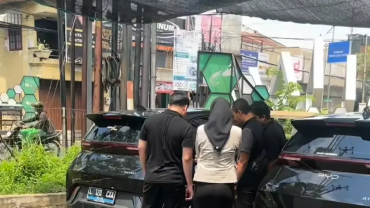 Inspeksi : Sejumlah perwakilan diler Gresik mengecek kondisi mobil baru yang dikeluhkan konsumen.