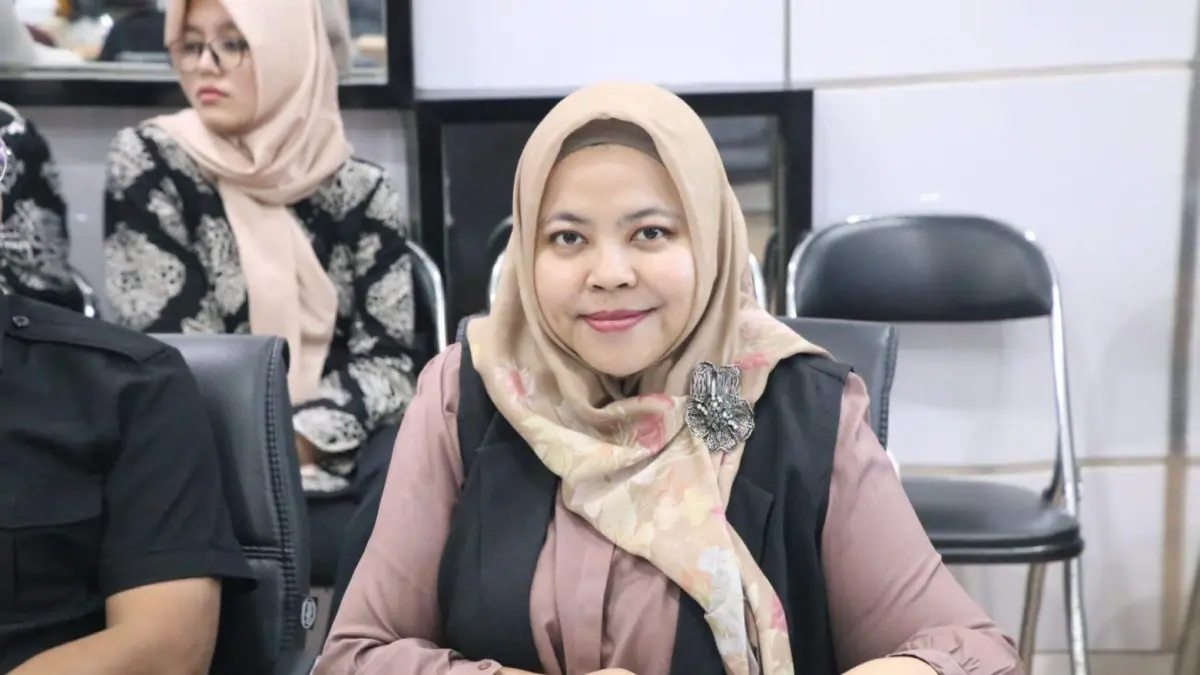Kritis: Anggota DPRD Gresik dari Fraksi Gerindra, Ricke Mayumi, saat menyuarakan desakan pengusutan kasus SK palsu. (Fajar/Radar Gresik) 