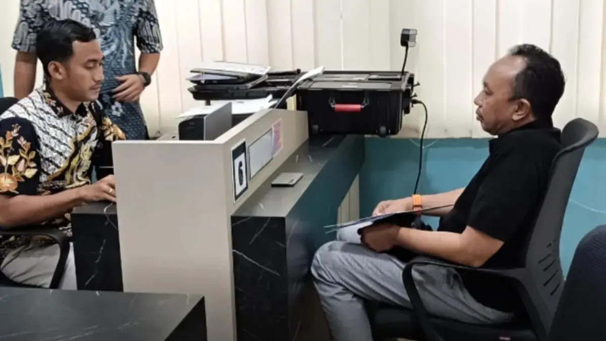 Lapor Polisi : Kepala BKPSDM Pemkab Gresik, Agung Endro DS mendatangi SPKT Polres Gresik untuk melaporkan kasus SK ASN Palsu.