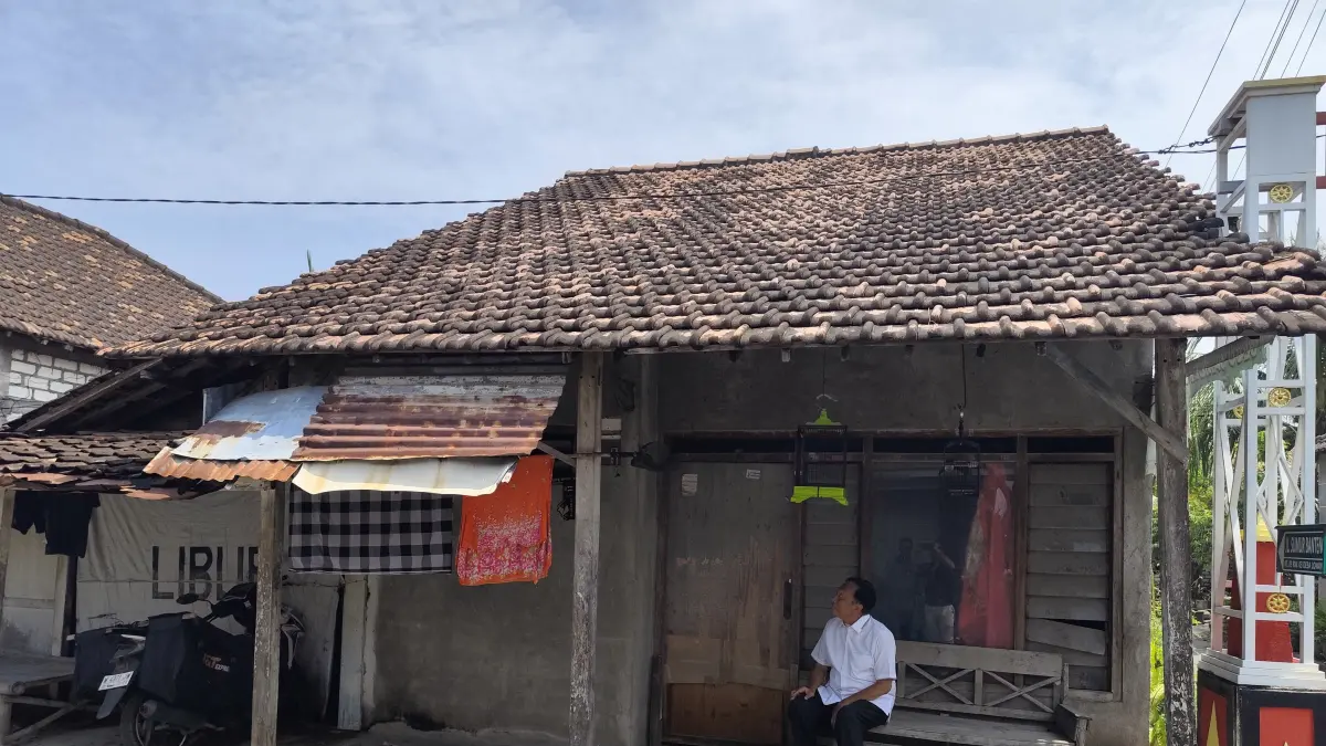 Mantan Bupati Gresik, Sambari Halim Radianto mengenang masa kecilnya disebuah rumah sederhana di Desa Lowayu, Dukun Gresik.