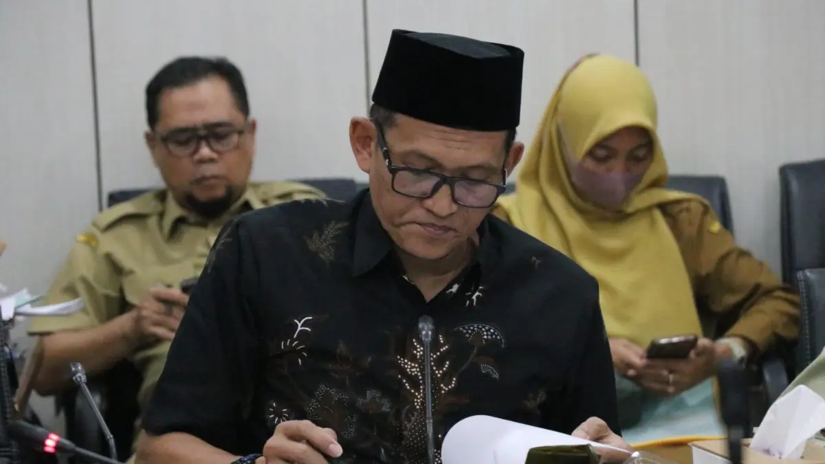 Pengawasan: Wakil Ketua Komisi III DPRD Gresik, Abdullah Hamdi, saat memberikan arahan dalam rapat kerja bersama OPD terkait. (Fajar/Radar Gresik) 
