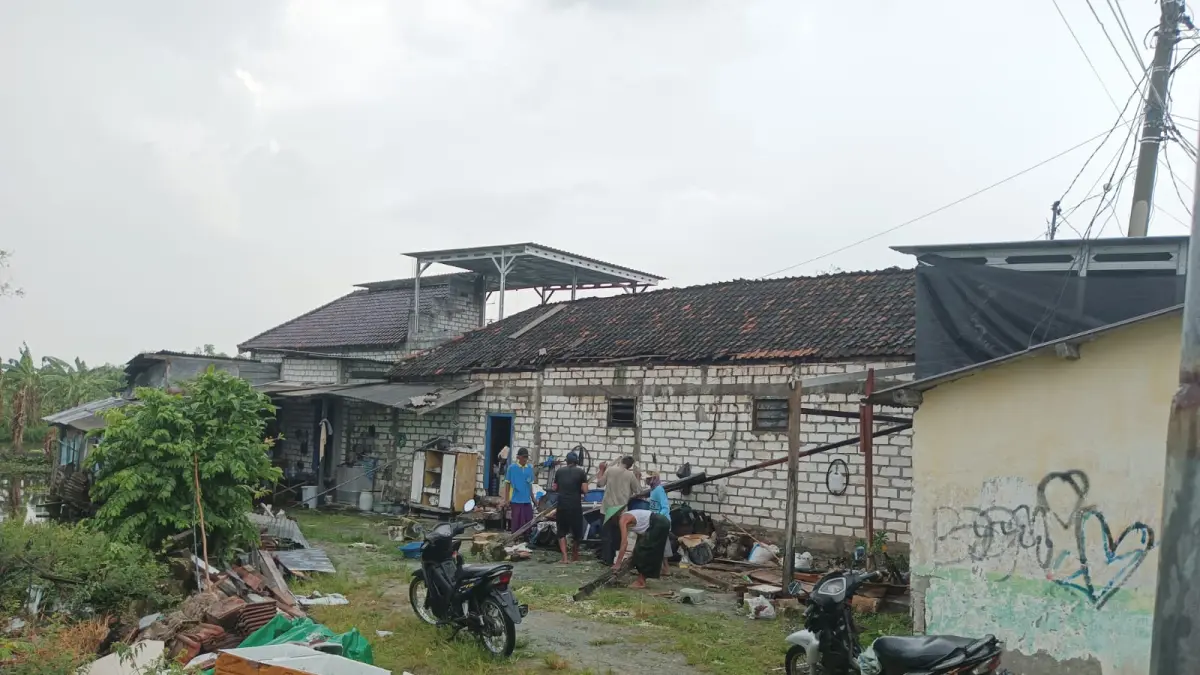 Rusak : Kondisi rumah warga dan bangunan warung yang mengalami kerusakan parah akibat diterjang angin puting beliung di Dusun Karanganyar, Desa Sembunganyar, Kecamatan Dukun, Gresik. (Ist/Radar Gresik) 