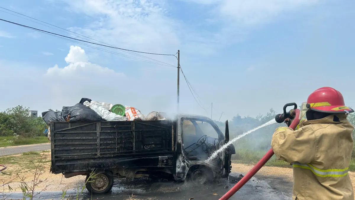 TERBAKAR: Mobil pengangkut sampah terbakar di jalan perbatasan Desa Lasem dan Wadeng, Kecamatan Sidayu, Gresik, Sabtu (11/4).