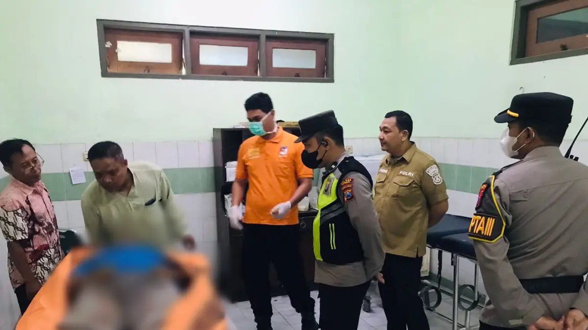 Geger : Anggota kepolisan saat mengevakuasi korban di kamar jenazah RSUD Ibnusina Gresik. (Ist/Radar Gresik) 