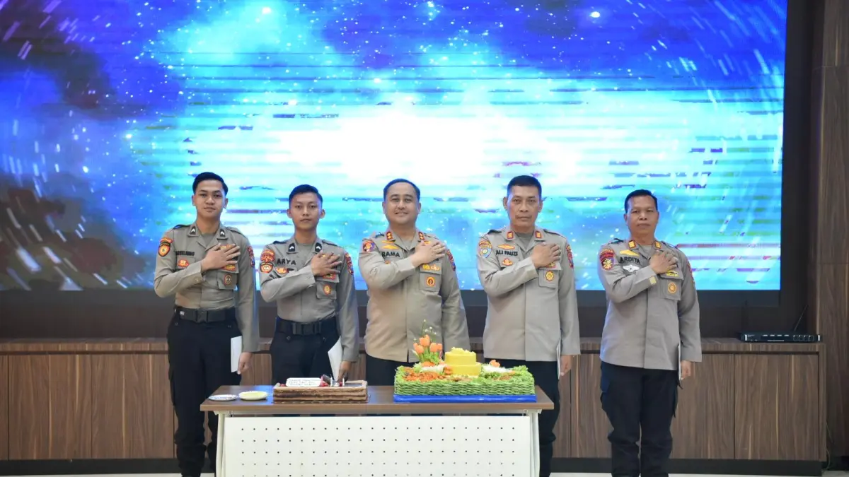 Kepedulian : Kapolres Gresik AKBP Ramadhan Nasution saat pimpin acara tasyakuran personil yang sedang berulang tahun di Mapolres Gresik. (Yudhi/Radar Gresik) 