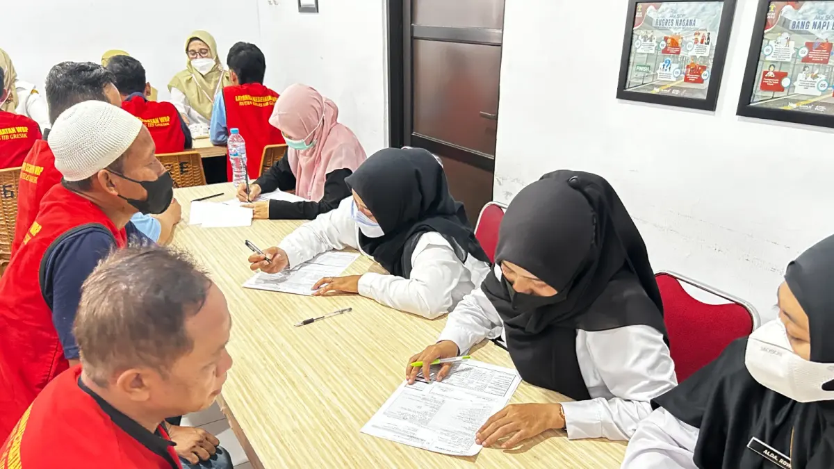 Pemeriksa Kesehatan : Warga binaan Rutan Kelas IIB Gresik saat mengikuti skrining kesehatan untuk mendeteksi dini penyakit menular dan PTM. (Yudhi/Radar Gresik) 