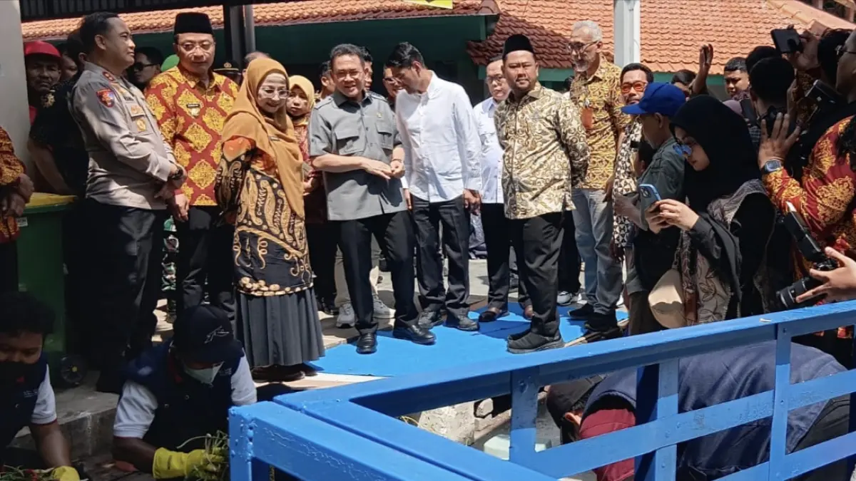 Pengelolaan : Mendag RI Budi santoso didampingi Bupati Gresik Fandi Akhmad Yani dan Wakil Bupati Gresik Ashluchul Alif serta Kepala DLH Kabupaten Gresik, Sri Subaidah melihat pengelolaan sampah di Pasar Sidayu. (Fajar/Radar Gresik) 