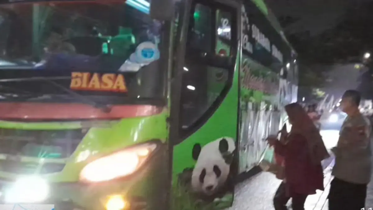 Aksi Sosial : Anggota Polsek Kedamean saat mengantar ibu Siti untuk pulang ke Tuban dengan naik bus di terminal Bunder Gresik. (Ist/Radar Gresik) 