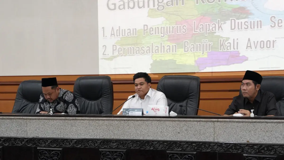 Audiensi : Bupati Gresik, Fandi Akhmad Yani bersama DPRD Gresik saat pasca penertiban Bangli di Driyorejo, Gresik. (Fajar/Radar Gresik) 