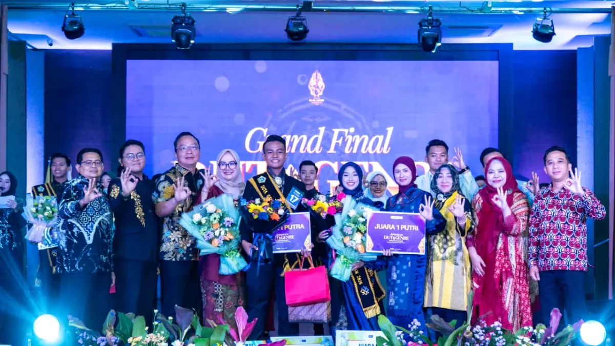 Meriah : Wakil Bupati Gresik, dr. Asluchul Alif memberikan Apresiasi Duta Generasi Berencana (Genre) Kabupaten Gresik Tahun 2026. (Fajar/Radar Gresik) 