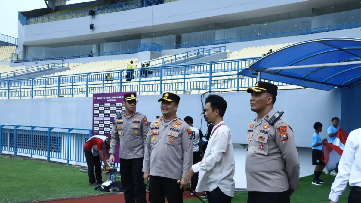 Persiapan : Kapolres Gresik AKBP Ramadhan Nasution saat pimpin langsung  pengamanan ajang ASEAN U-17 Boys Championship 2026 di Stadion Gelora Joko Samudro, Gresik.
