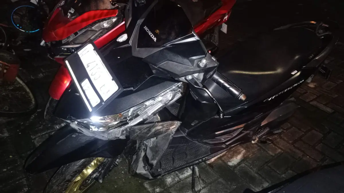 Ringsek : Kondisi kendaraan sepeda motor korban terlihat rusak usai terlibat kecelakaan di Jalan Raya Tebuwung, Kecamatan Dukun, Gresik. (Ist/Radar Gresik) 