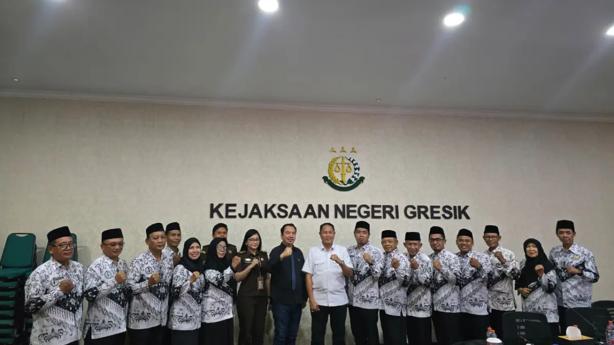 Sinergi : Wujudkan rasa aman bagi 8.000 guru, PGRI Kabupaten Gresik perkuat sinergi dengan Kejaksaan Negeri Gresik. (Riri/Radar Gresik) 