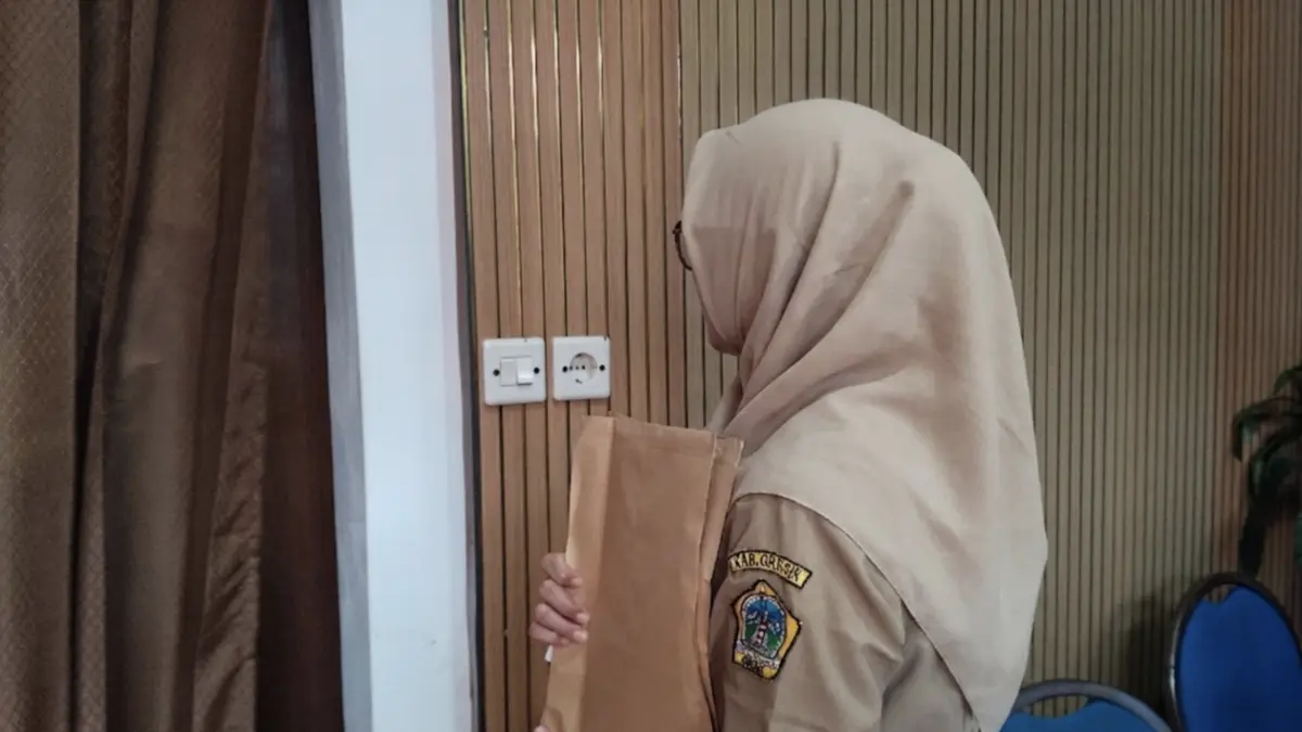 Wanita berseragam cokelat terjaring di kantor Kecamatan Driyorejo. (Ilustrasi/Radar Gresik) 