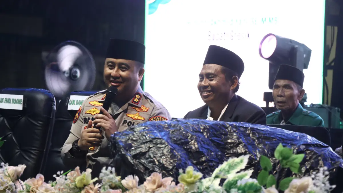 Bersholawat : Kapolres Gresik AKBP Ramadhan Nasution saat mengikuti Darul Ihsan Bersholawat dan Halal Bihalal untuk perkuat Sinergi Ulama dan Polri. (Yudhi/Radar Gresik) 