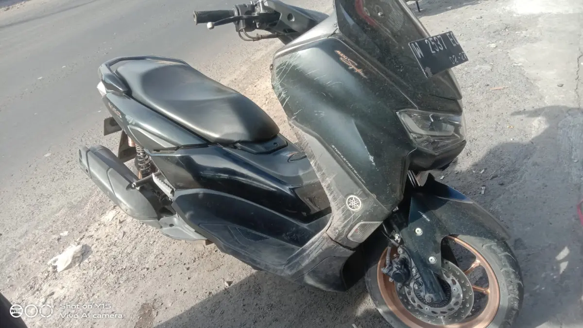 Diamankan : Kendaraan yang terlibat kecelakaan di Jalan Raya Driyorejo, tepatnya di depan Warkop Gondol, Desa Driyorejo. (Ist/Radar Gresik) 