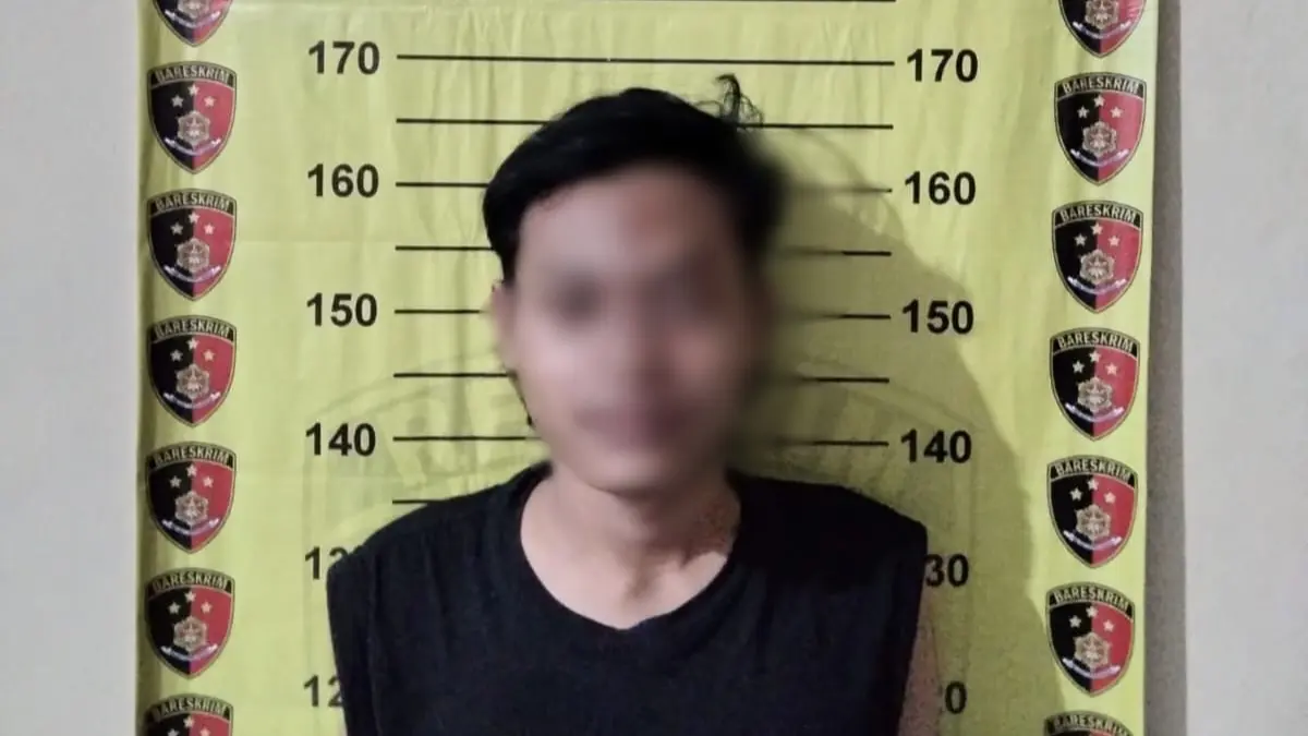 Diamankan : Tersangka inisial MSC beserta barang bukti saat diamankan di Polsek Bungah. (Ist/Radar Gresik) 