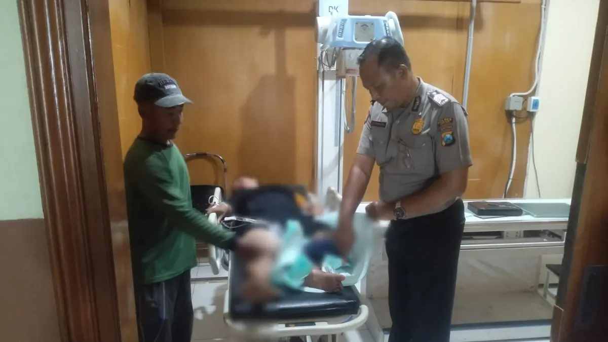 Dirawat : Korban Kecelakaan di Simpang Waduk di Jalan Raya Pacuh, Kecamatan Balongpanggang, Gresik saat mendapatkan perawatan medis di Rumah Sakit. (Ist/Radar Gresik) 