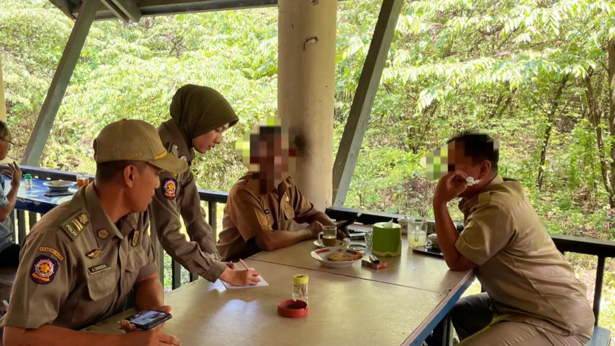Ditindak : AG salah satu ASN yang terseret dalam kasus dugaan SK ASN palsu diperiksa penyidik Satpol PP Gresik.