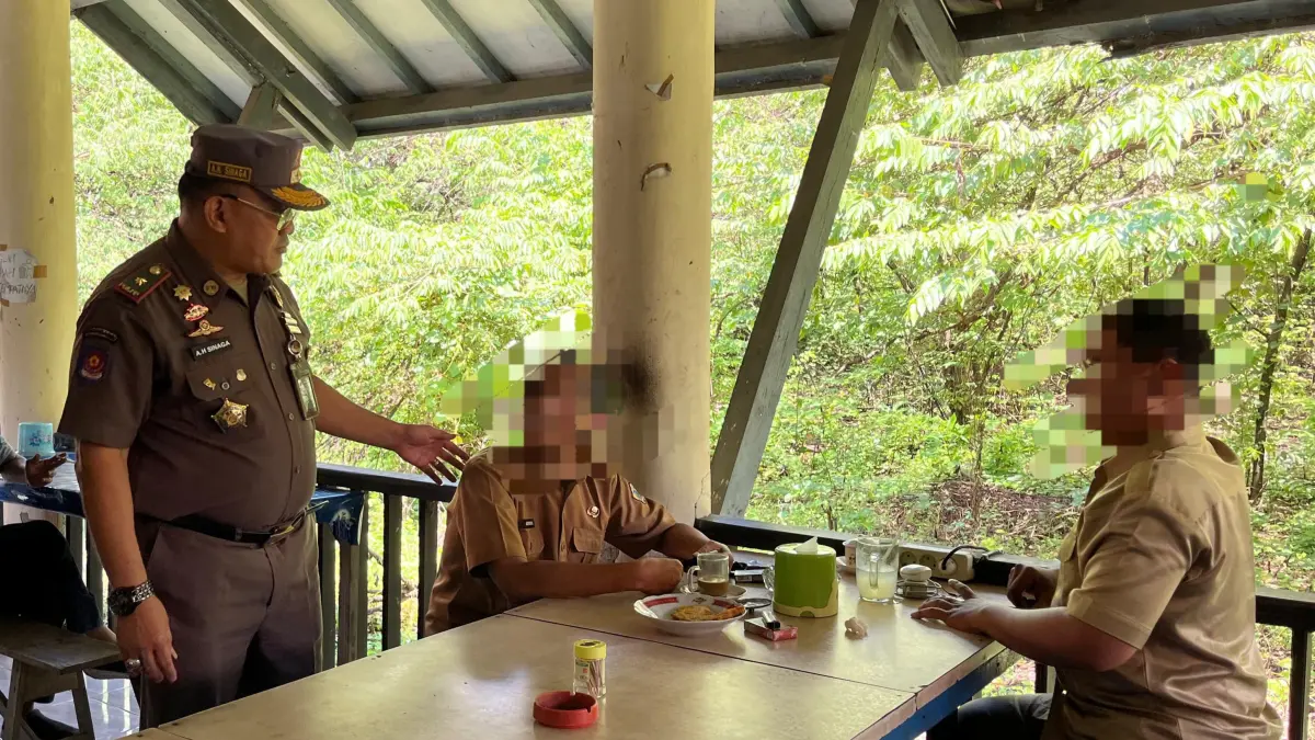 Kepala Satuan Polisi Pamong Praja (Satpol PP) Pemkab Gresik, Agustin Halomoan Sinaga menangkap AG salah satu ASN yang diduga menjadi pelaku SK ASN palsu saat sedang asik menikmati kopi.