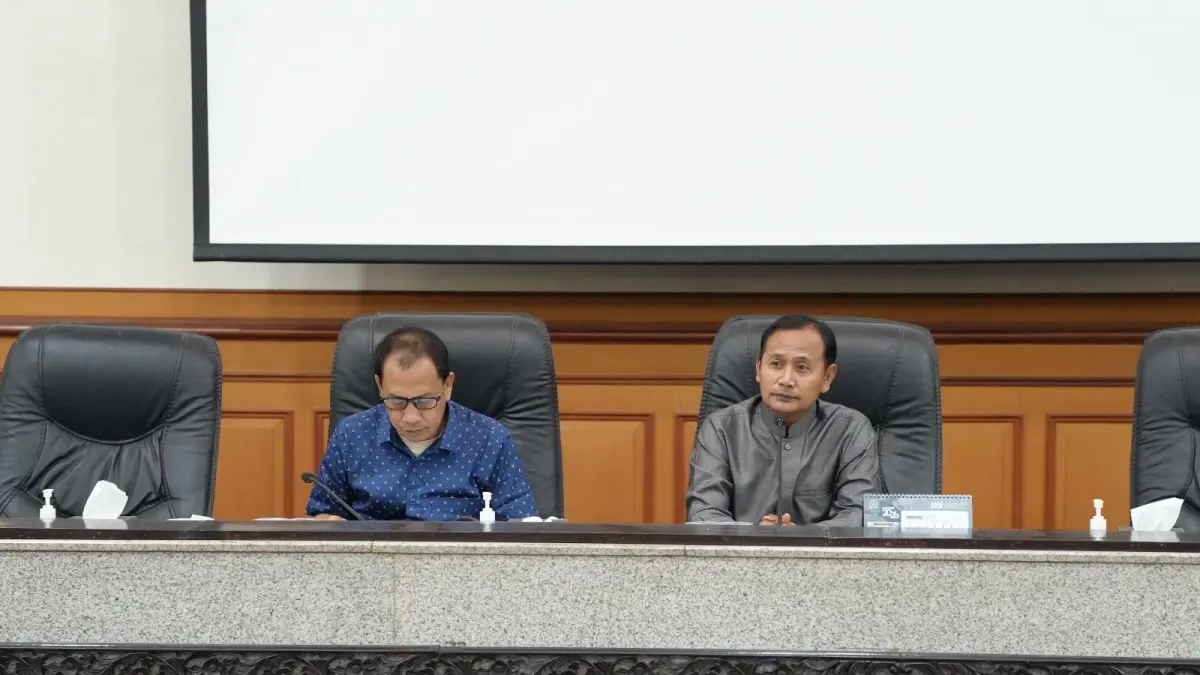 Rapat : Ketua Pansus LKPJ DPRD Gresik, Faqih Usman dalam pembahasan LKPJ tahun 2025. (Fajar/Radar Gresik) 