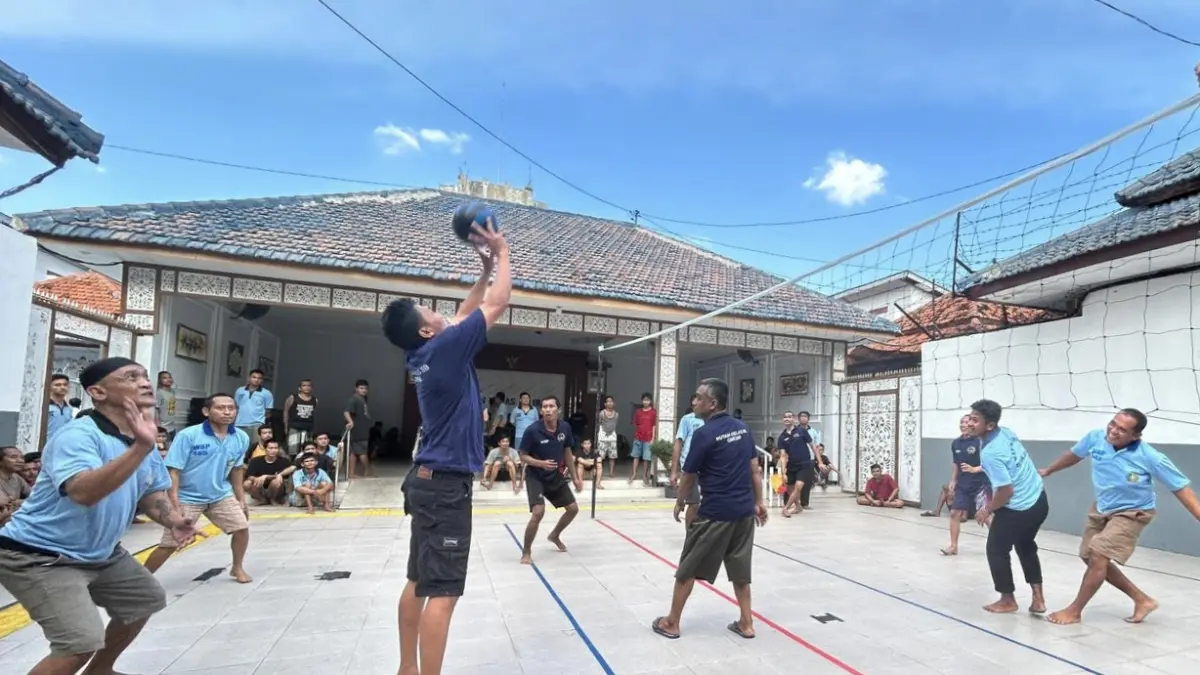 Semarak : Warga binaan saat mengikuti perlombaan olahraga berupa voli dan tenis meja yang berlangsung meriah di lingkungan Rutan Kelas IIB Gresik. (Yudhi/Radar Gresik) 