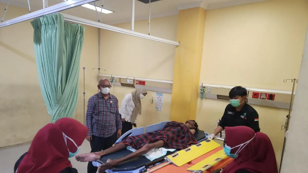 Miris : Orang Terlantar sudah dilakukan perawatan di Rumah Sakit Ibnu Sina Gresik. (Fajar/Radar Gresik) 