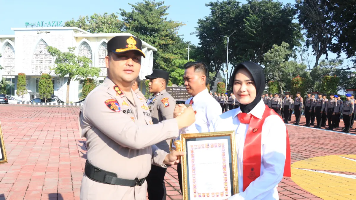 Prestasi : Kapolres Gresik AKBP Ramadhan Nasution saat memberikan penghargaan ke 13 Personel dan 1 Warga di Mapolres Gresik. (Ist/Radar Gresik) 