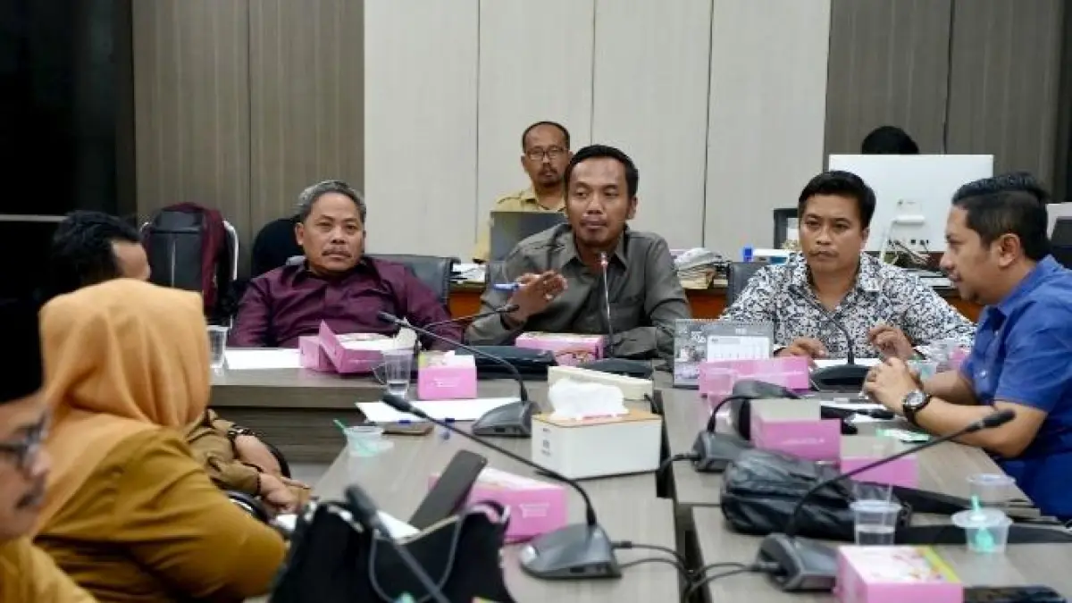 Tegas : Komisi IV DPRD Gresik hearing bersama Dispendik Kabupaten Gresik. (Fajar/Radar Gresik) 
