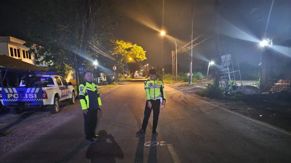 Tragis : Anggota Satlantas Polres Gresik saat melakukan olah TKP Kecelakaan di Jalan Raya Putatlor, Kecamatan Menganti, Gresik. (Ist/Radar Gresik) 