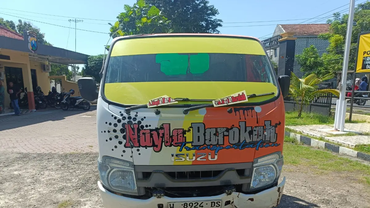 Diamankan : Kedua kendaraan yang terlibat di Jalan Raya Desa Pangkahkulon, Kecamatan Ujungpangkah, Gresik.diamanakan di Polsek Ujungpangkah. (Ist/Radar Gresik) 