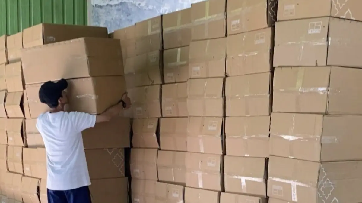 Distribusi: Perlengkapan koper haji untuk ribuan jemaah asal Gresik tahun 2026 mulai diserahkan kepada masing-masing jemaah melalui pihak KBIHU. (Fajar/Radar Gresik) 