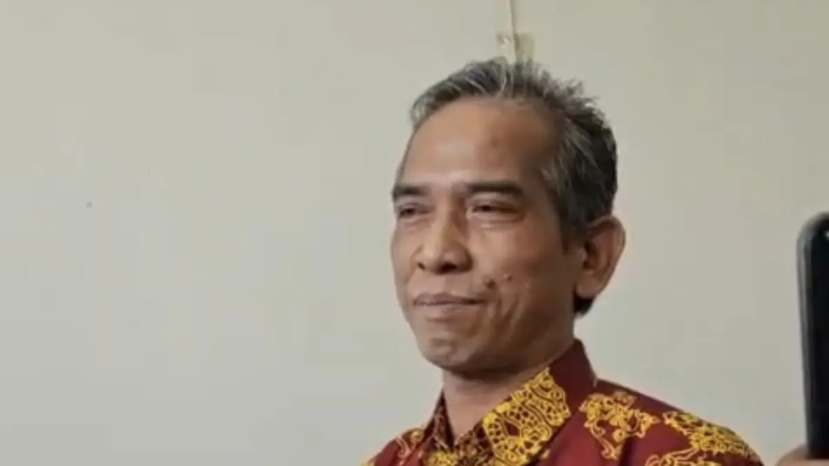 Klarifikasi: Agus Priyono saat memberikan keterangan terkait kronologi komunikasi dengan tersangka kasus SK ASN palsu di kantor Dinas PMD Gresik. (Ist/Radar Gresik) 
