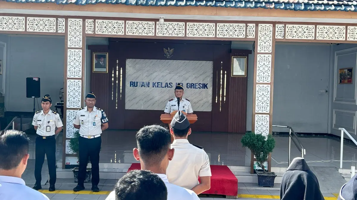 Naik Pangkat: Kepala Rutan Kelas IIB Gresik, Eko Widiatmoko, saat menyematkan langsung tanda kenaikan pangkat bagi 21 pegawai di halaman aula Rutan Gresik. (Yudhi/Radar Gresik) 