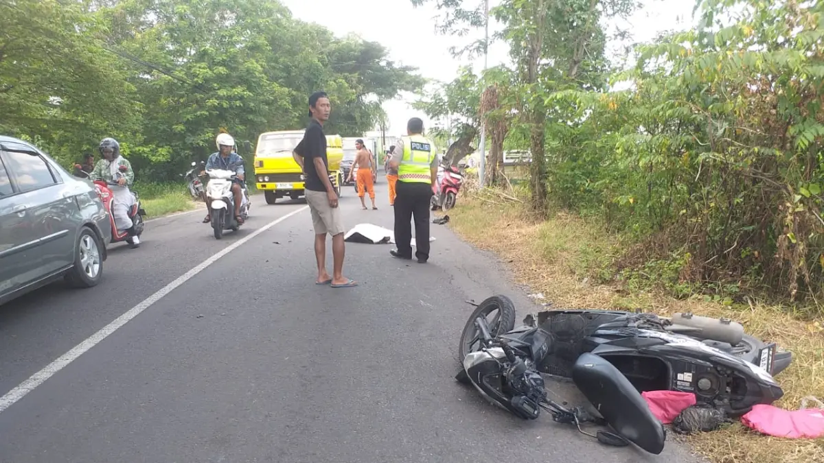 Olah TKP:Petugas kepolisian saat melakukan olah TKP dan mengevakuasi korban kecelakaan maut di Jalan Raya Desa Kandangan, Kecamatan Cerme, Gresik.