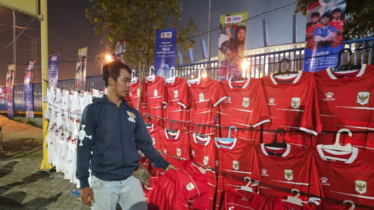 Sepi : Para penjual jersey timnas Indonesia di sekitar stadion Gejos Gresik. (Fajar/Radar Gresik) 