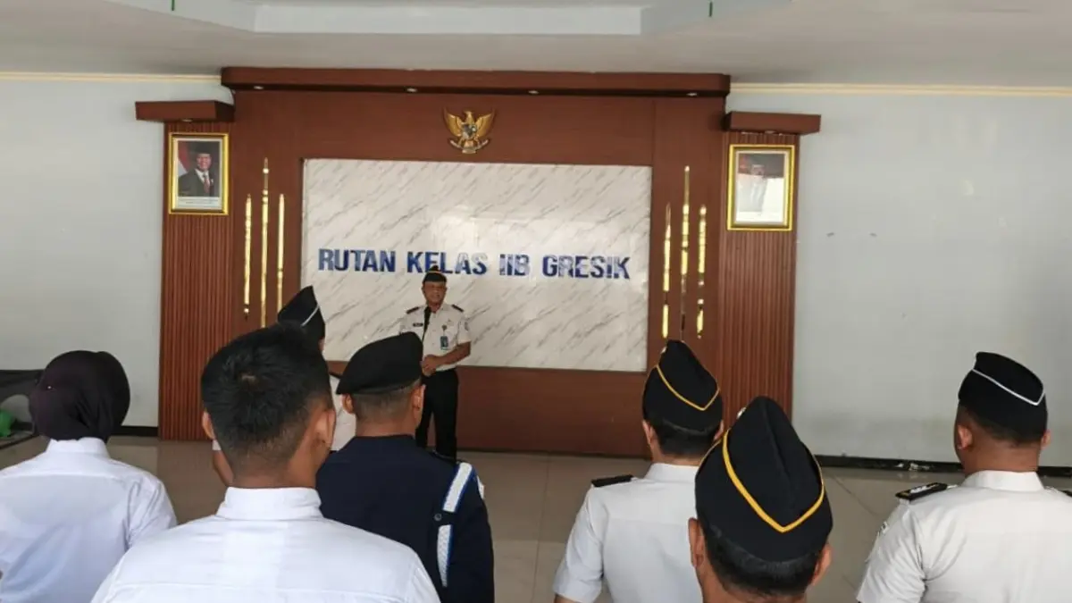 Pimpin Langsung : Kepala Rutan Kelas IIB Gresik Eko Widiatmoko saat memimpin apel langsung dan mengintruksikan kepada anggotanya untuk penguatan disiplin dan keamanan di dalam Rutan. (Yudhi/Radar Gresik) 