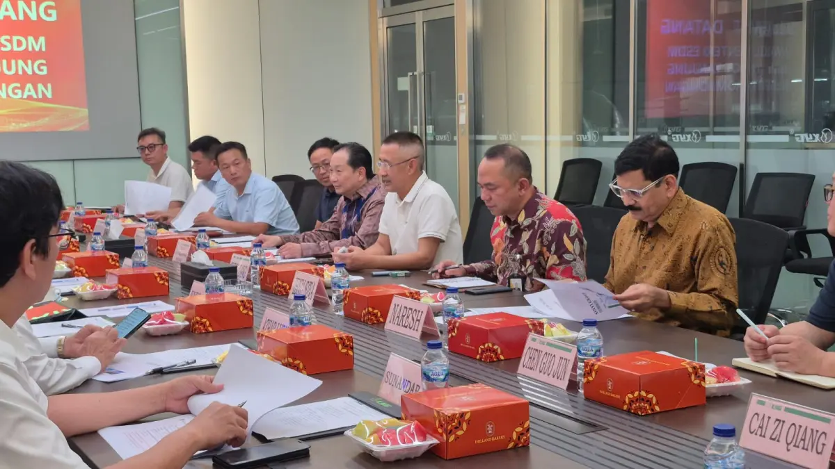 Selain melakukan observasi lapangan terhadap proses produksi dan fasilitas pendukung, agenda kunjungan juga mencakup dialog konstruktif antara pemerintah dan manajemen Xinyi Glass Group.