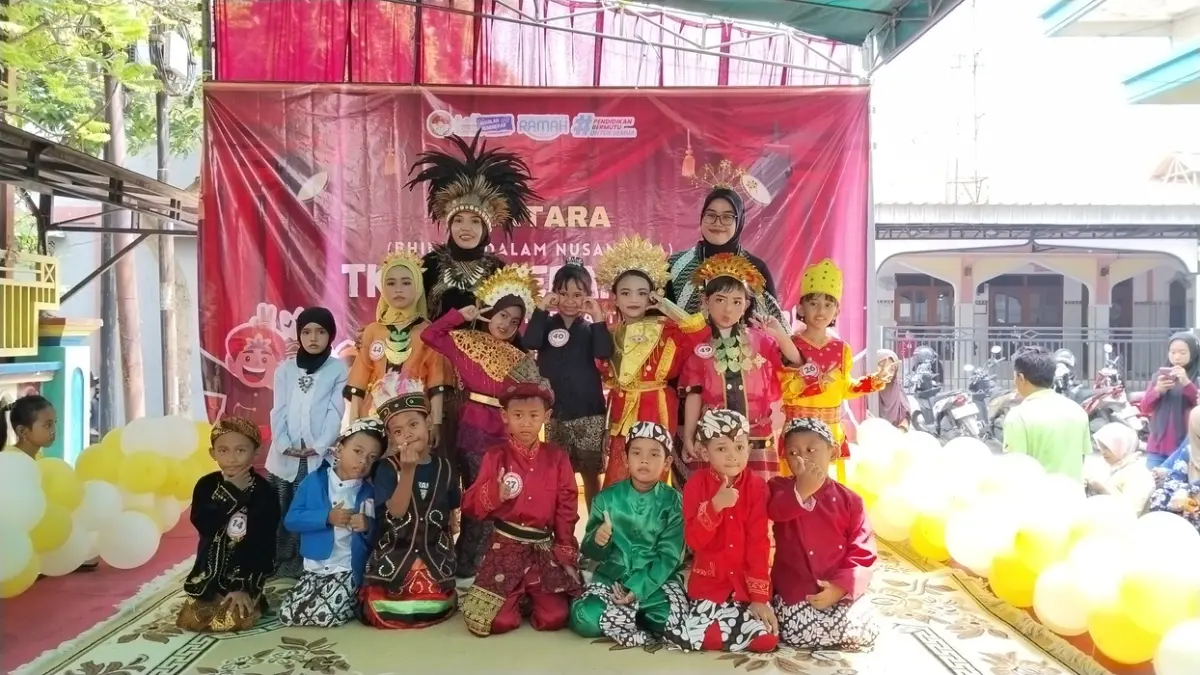 Bhineka : Para siswa TK DWP Kebomas antusias meramaikan peringatan Hari Kartini. (Riri/Radar Gresik) 