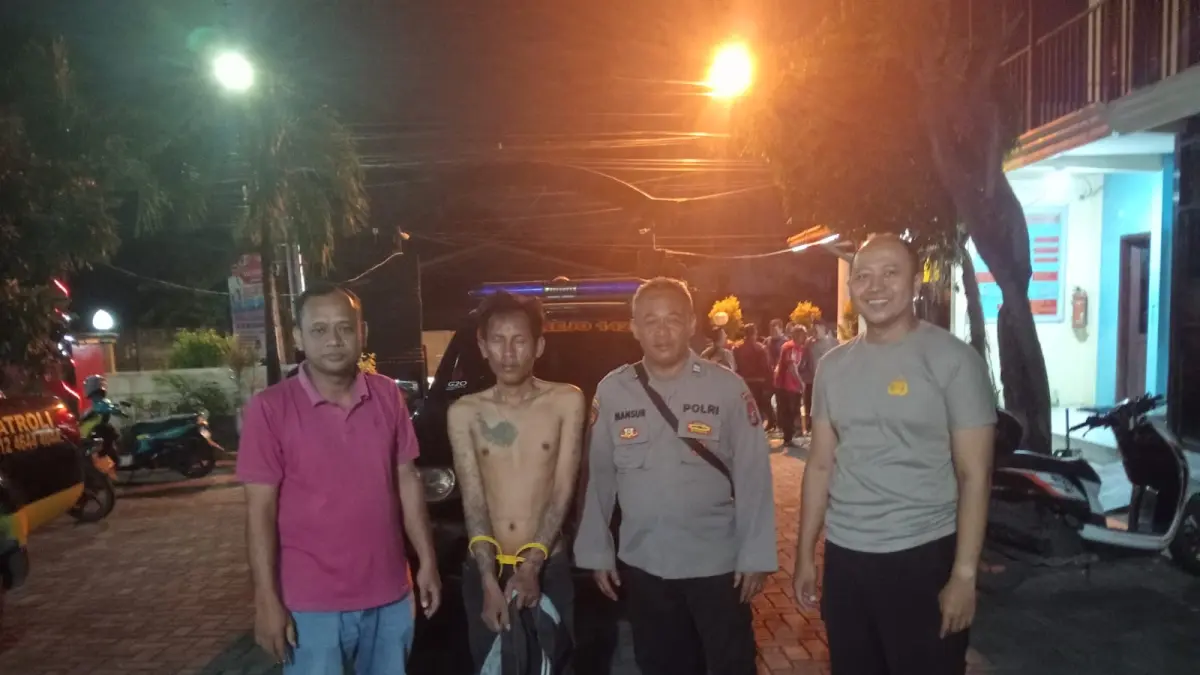 DIAMANKAN: Pelaku Heri Kurniawan saat ditangkap petugas di wilayah Kecamatan Driyorejo usai melakukan aksi pencurian sepeda motor di wilayah Desa Putat Lor, Kecamatan Menganti, Kabupaten Gresik. (Ist/Radar Gresik) 