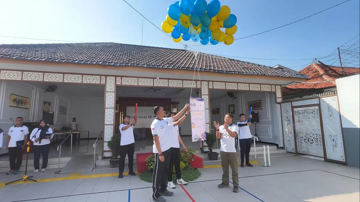 Dibuka : Kepala Rutan Kelas IIB Gresik Eko Widiatmoko beserta jajarannya saat membuka pekan olahraga bagi petugas dan warga binaan dalam rangka HBP ke-62 Tahun 2026. (Yudhi/Radar Gresik) 