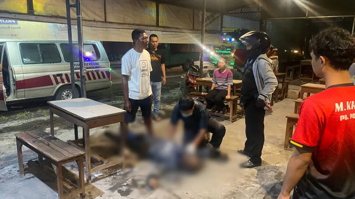 Geger : Anggota Polsek Duduksampeyan saat melakukan evakuasi jenazah korban yang meninggal dunia secara mendadak di sebuah warung kopi di Desa Palebon, Kecamatan Duduksampeyan, Gresik. (Ist/Radar Gresik) 