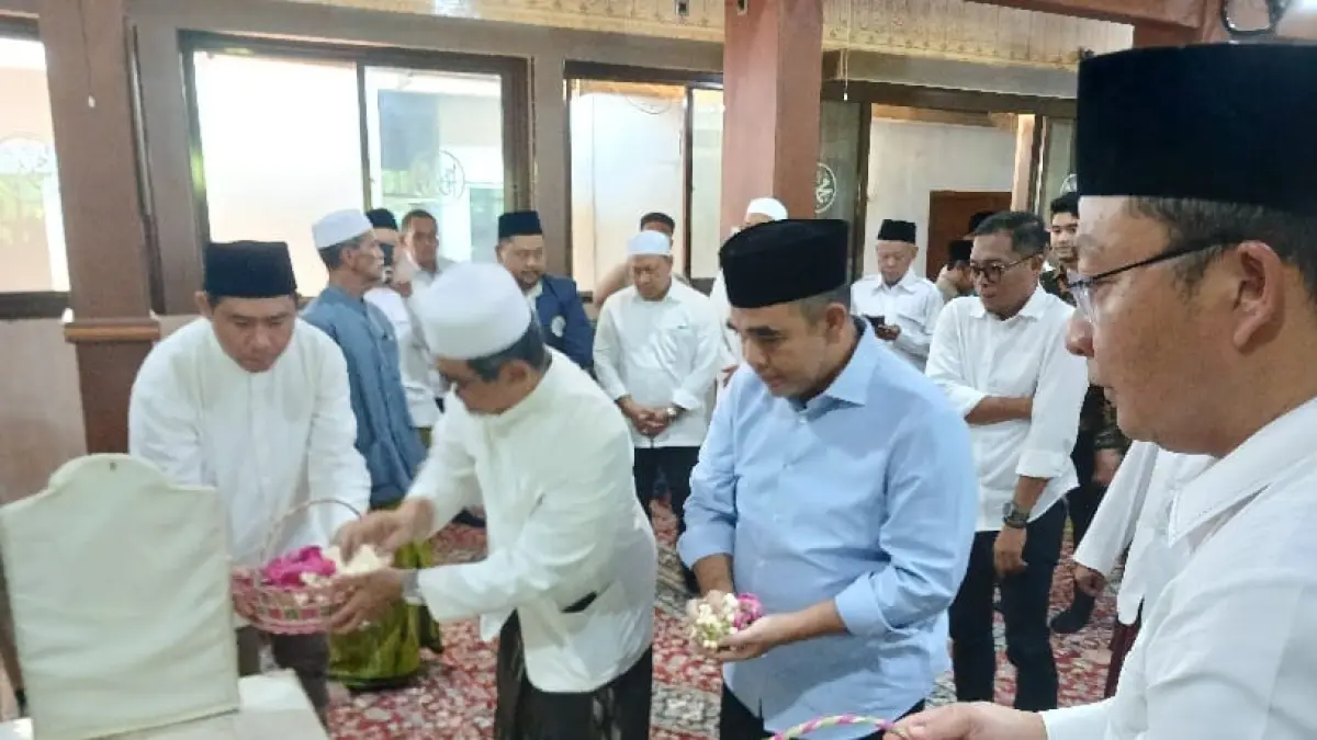 Khidmat : Selain mendoakan bangsa di makam Habib Bakar Assegaf, kunjungan Ketua MPR RI ini juga menjadi ajakan untuk mendukung destinasi wisata religi. (Ist/Radar Gresik) 