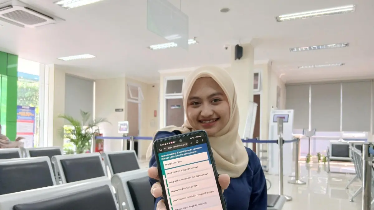 Respon Cepat : Salah satu petugas BPJS Kesehatan menunjukkan antarmuka layanan PANDAWA yang kini siap melayani peserta JKN selama 24 jam penuh untuk berbagai kebutuhan administrasi. (Ist/Radar Gresik) 
