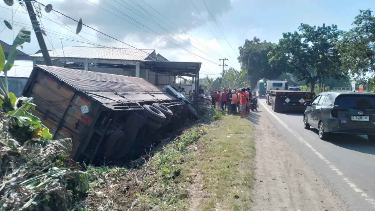 Ringsek : Kondisi kendaraan truk dan motor ringsek usai terlibat kecelakaan di Jalan Raya Deandels, Desa Doudo, Kecamatan Panceng, Gresik. (Ist/Radar Gresik) 