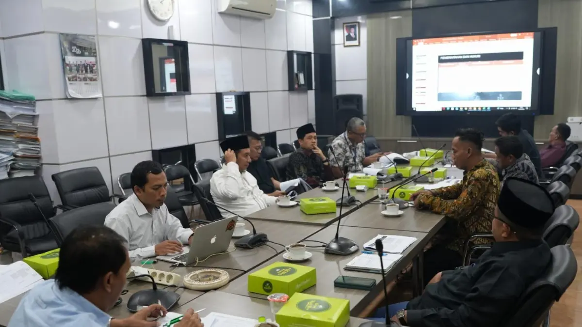 Serius : Pansus LKPJ Kepala Daerah tahun 2025 menggelar rapat kerja bersama tenaga ahli untuk merumuskan catatan strategis pembangunan daerah. (Fajar/Radar Gresik) 